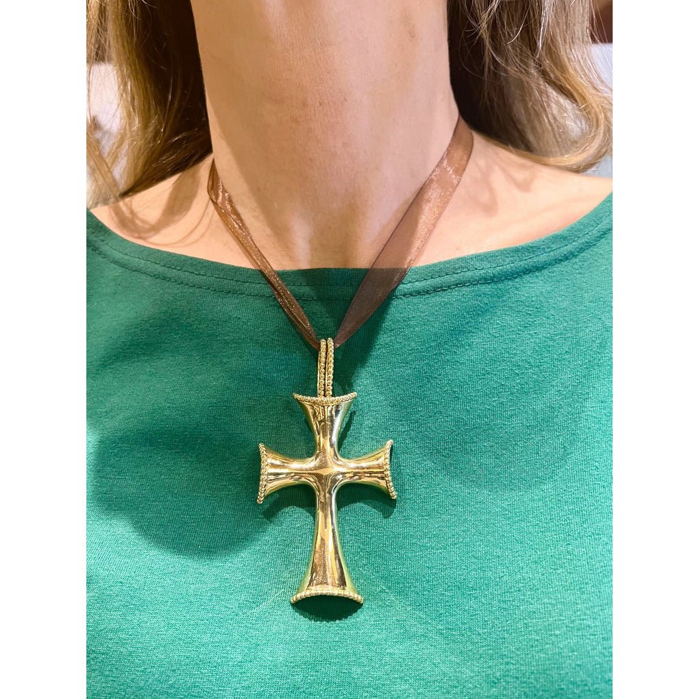 Tiffany and Co. Etoile Cross Pendant Necklace 18k White Gold with Diamonds  Medium at 1stDibs | tiffany and co cross necklace, tiffany cross pendant,  how to wear tiffany necklace